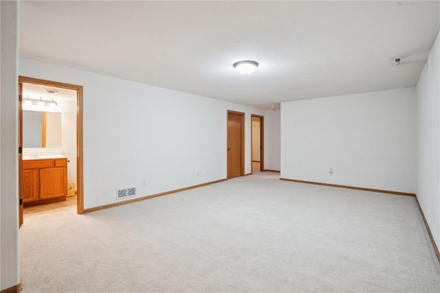 1727 Hunters Creek Way, Marion, IA 52302