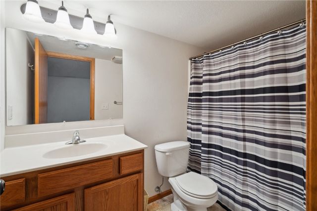 1727 Hunters Creek Way, Marion, IA 52302