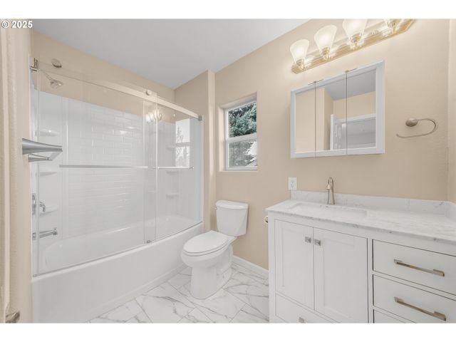 1530 Se HAMILTON St, Roseburg, OR 97470