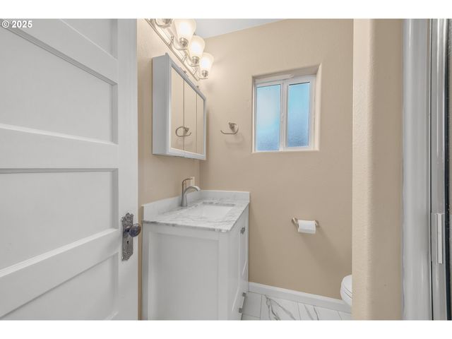 1530 Se HAMILTON St, Roseburg, OR 97470