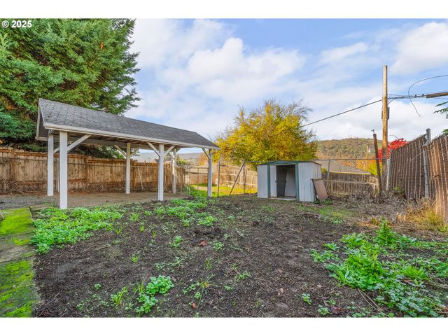 1530 Se HAMILTON St, Roseburg, OR 97470