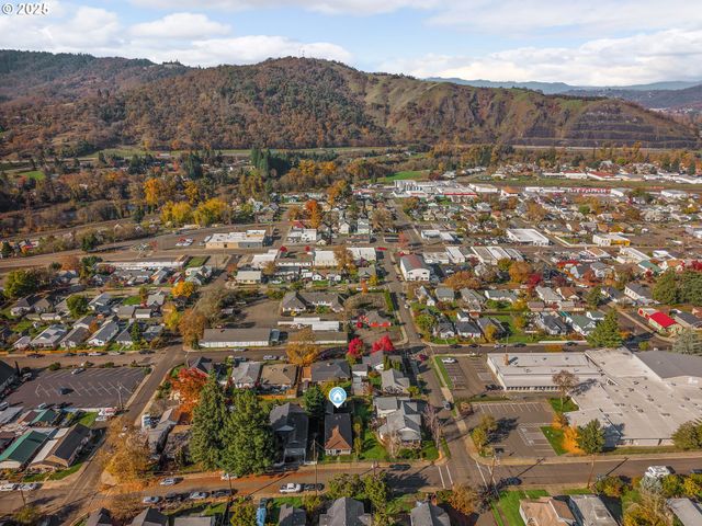 1530 Se HAMILTON St, Roseburg, OR 97470