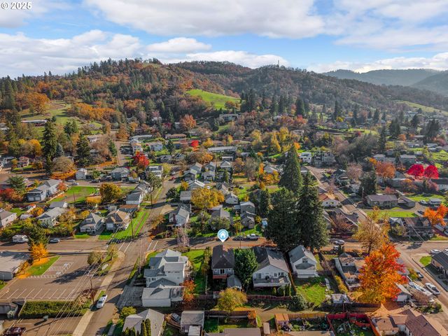 1530 Se HAMILTON St, Roseburg, OR 97470