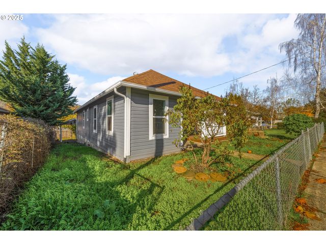 1530 Se HAMILTON St, Roseburg, OR 97470