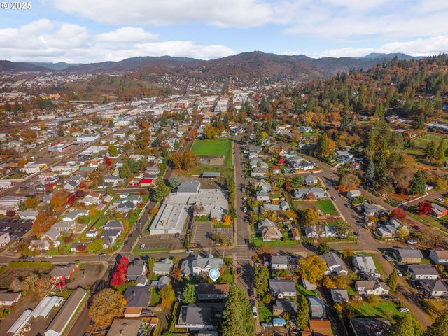 1530 Se HAMILTON St, Roseburg, OR 97470