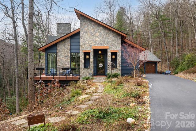 208 Glenroy Court, Flat Rock, NC 28731