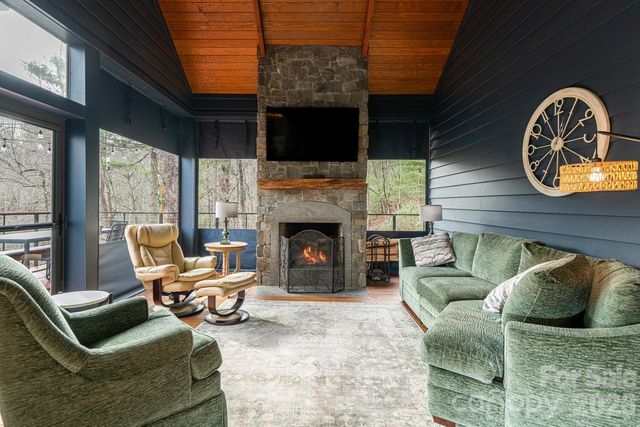 208 Glenroy Court, Flat Rock, NC 28731