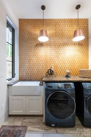 208 Glenroy Court, Flat Rock, NC 28731