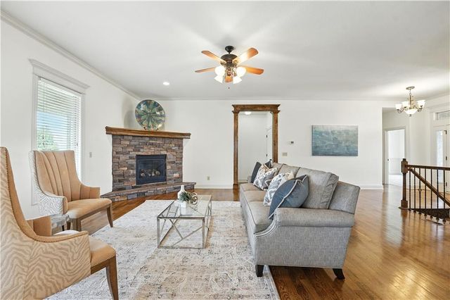 4560 NE Seneca Terrace, Lee's Summit, MO 64064