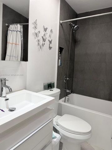 7560 NW 173rd Ln, Hialeah, FL 33015