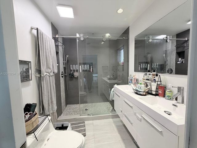 7560 NW 173rd Ln, Hialeah, FL 33015