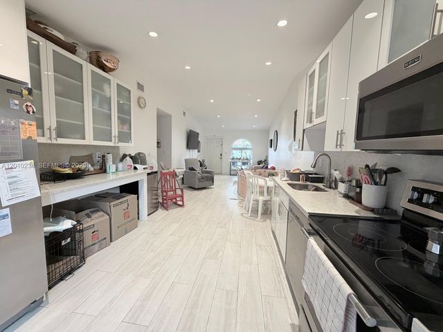 7560 NW 173rd Ln, Hialeah, FL 33015