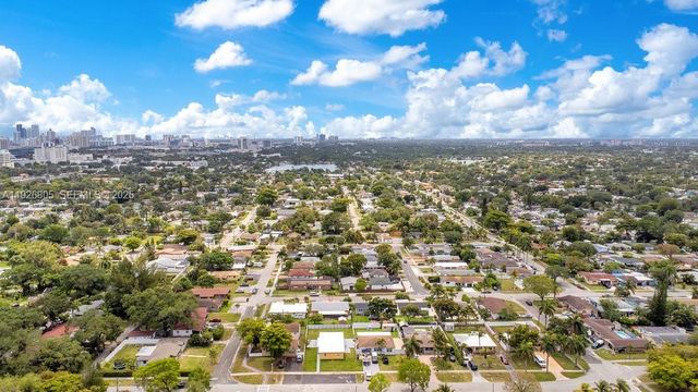 417 SW 3rd St, Hallandale Beach, FL 33009