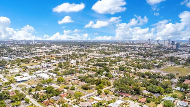 417 SW 3rd St, Hallandale Beach, FL 33009