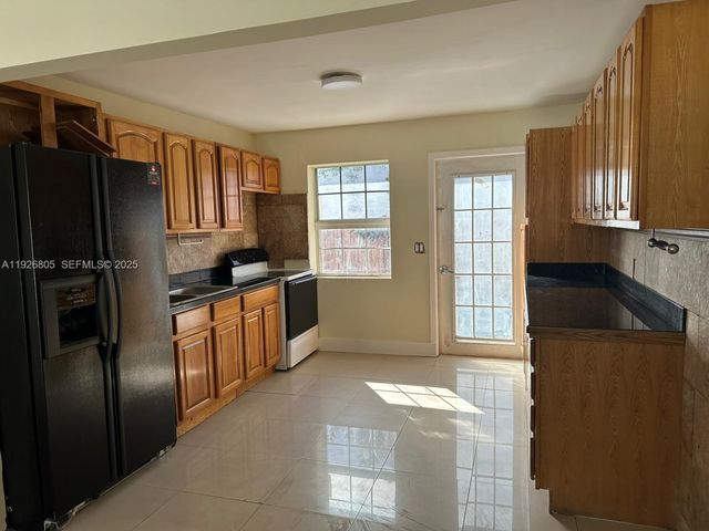 417 SW 3rd St, Hallandale Beach, FL 33009