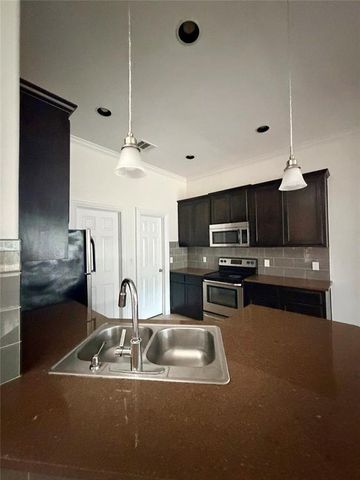 398 Mesa DR D, Del Valle, TX 78617