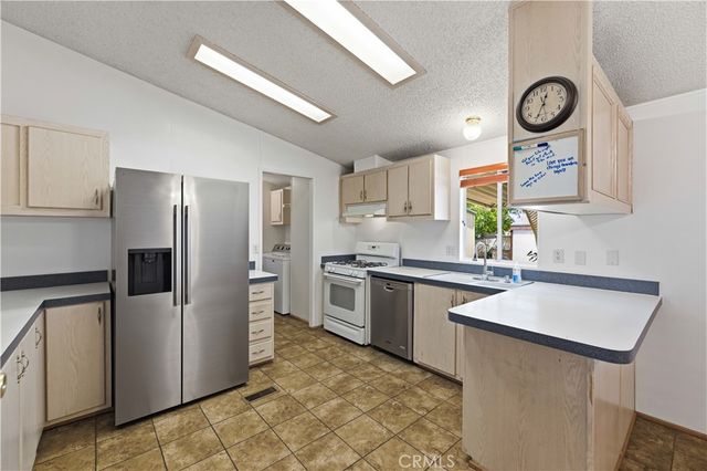 1030 E Avenue S, Palmdale, CA 93550