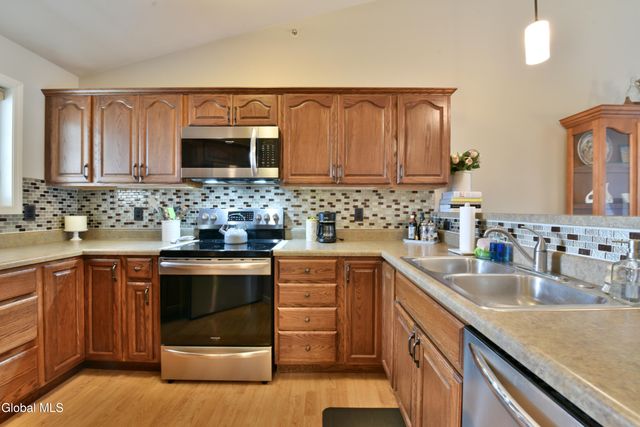 410 Cedar Run, Rensselaer, NY 12144