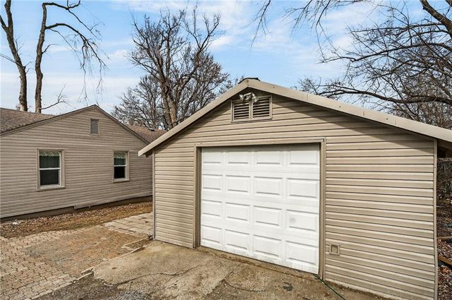 10402 E Kentucky Road, Independence, MO 64053