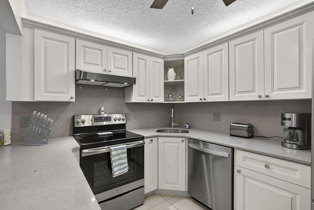 301 Pine Ridge Circle B-2, Greenacres, FL 33463