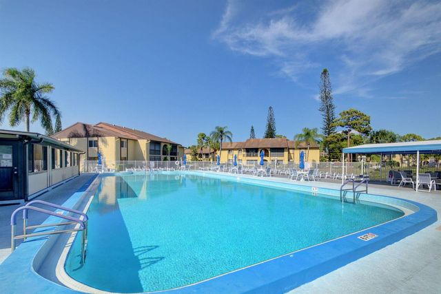 301 Pine Ridge Circle B-2, Greenacres, FL 33463
