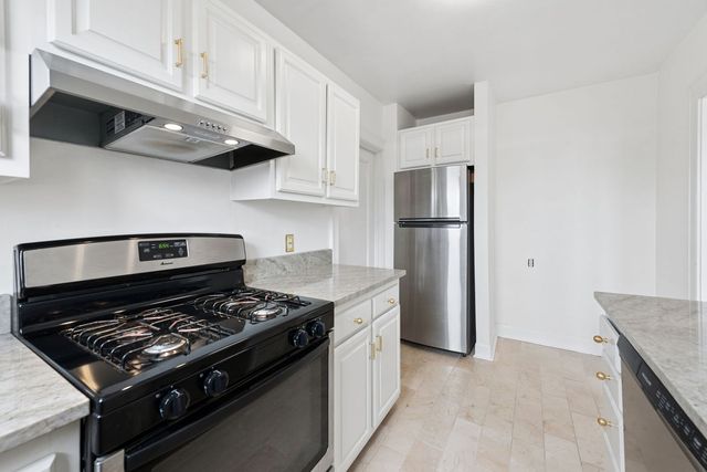 721 Roselawn AVENUE C5, Mt Lebanon, PA 15228