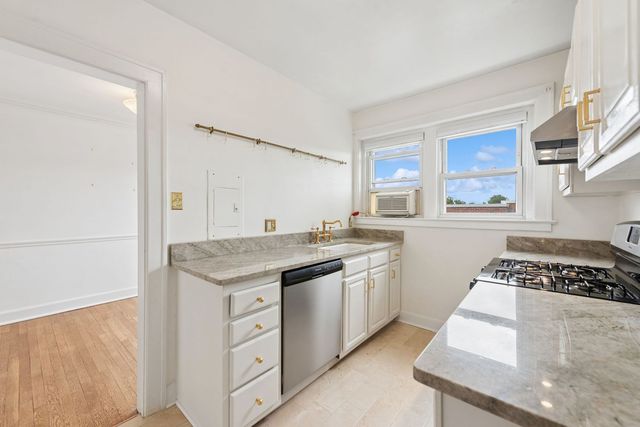 721 Roselawn AVENUE C5, Mt Lebanon, PA 15228