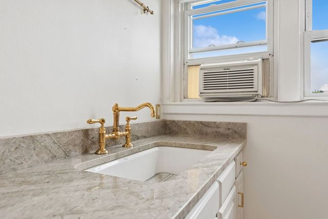 721 Roselawn AVENUE C5, Mt Lebanon, PA 15228