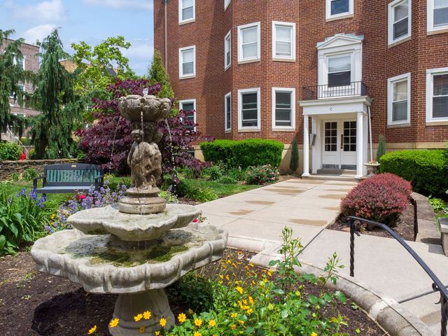 721 Roselawn AVENUE C5, Mt Lebanon, PA 15228