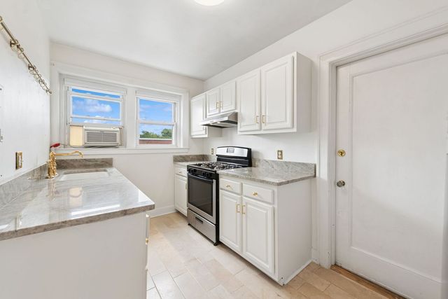 721 Roselawn AVENUE C5, Mt Lebanon, PA 15228
