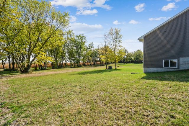 445 1st Street N, Winthrop, IA 50682