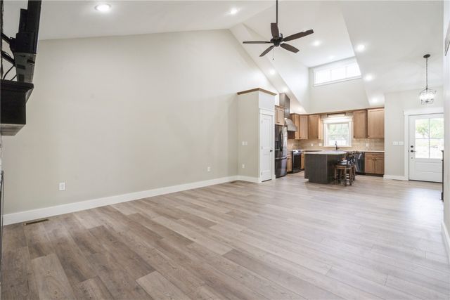 445 1st Street N, Winthrop, IA 50682