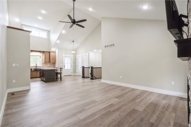 445 1st Street N, Winthrop, IA 50682