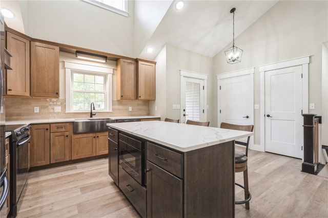 445 1st Street N, Winthrop, IA 50682