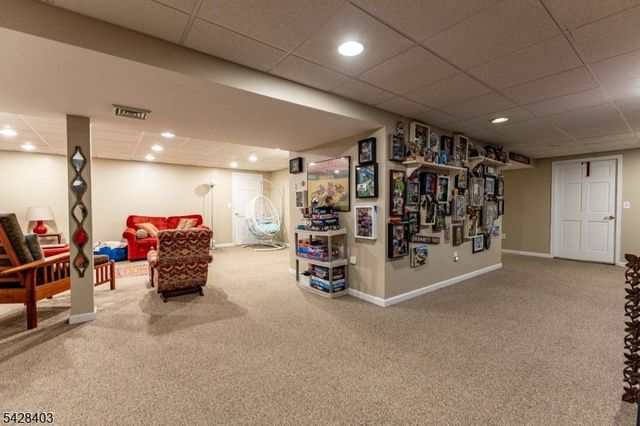 4260 Farmersville Ct, Pennsylvania, PA 18045
