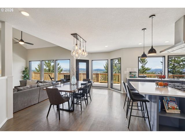 19760 WILDWOOD Dr, West Linn, OR 97068