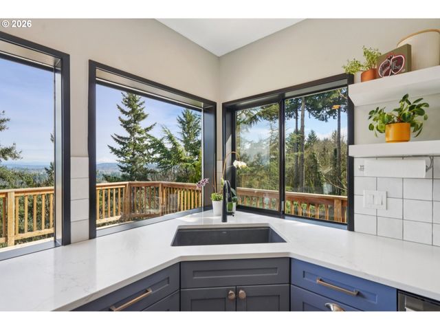 19760 WILDWOOD Dr, West Linn, OR 97068