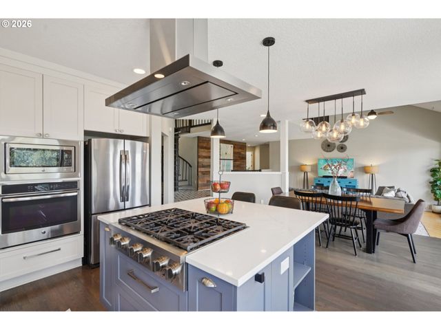 19760 WILDWOOD Dr, West Linn, OR 97068