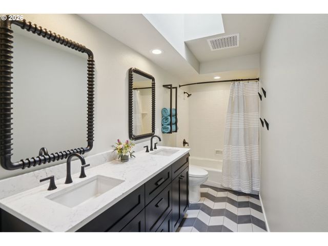 19760 WILDWOOD Dr, West Linn, OR 97068