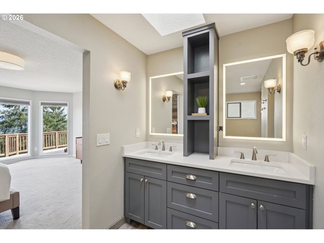 19760 WILDWOOD Dr, West Linn, OR 97068