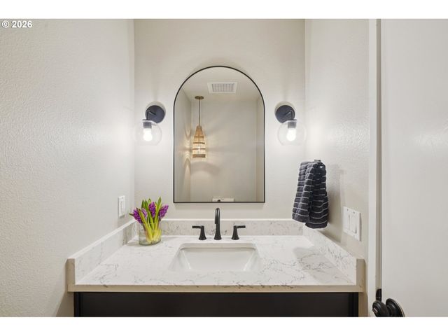 19760 WILDWOOD Dr, West Linn, OR 97068