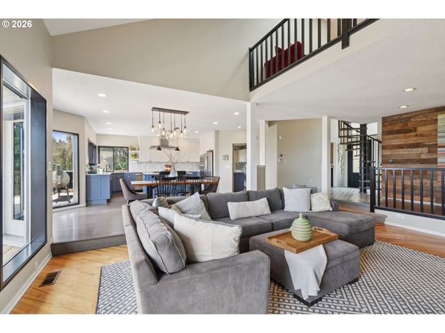 19760 WILDWOOD Dr, West Linn, OR 97068