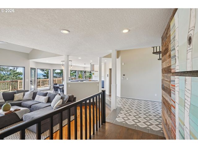 19760 WILDWOOD Dr, West Linn, OR 97068