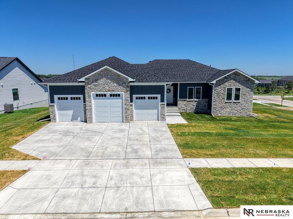 9520 Delano Drive, Lincoln, NE 68516