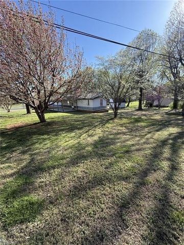 3085 Stonehenge Road, Thomasville, NC 27260