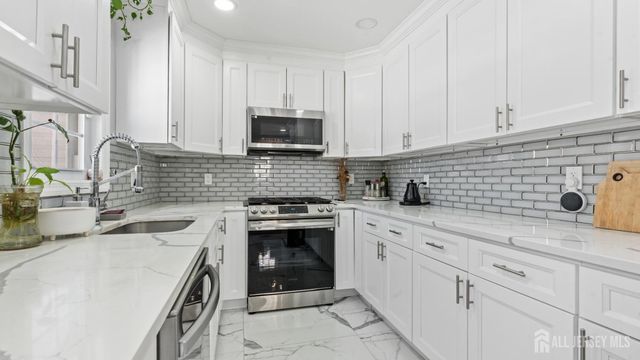 47 Hillcrest Avenue, Edison, NJ 08817