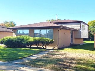 2140 Eastview Drive, Des Plaines, IL 60018