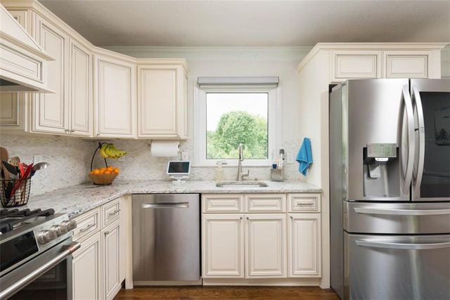 30 NE Normandy Lane, Kansas City, MO 64116