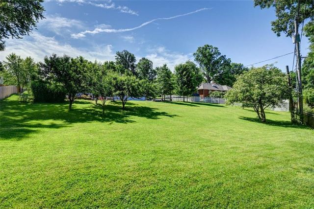 30 NE Normandy Lane, Kansas City, MO 64116