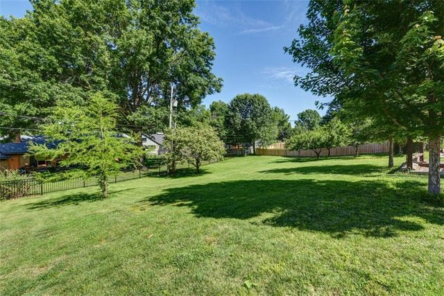 30 NE Normandy Lane, Kansas City, MO 64116